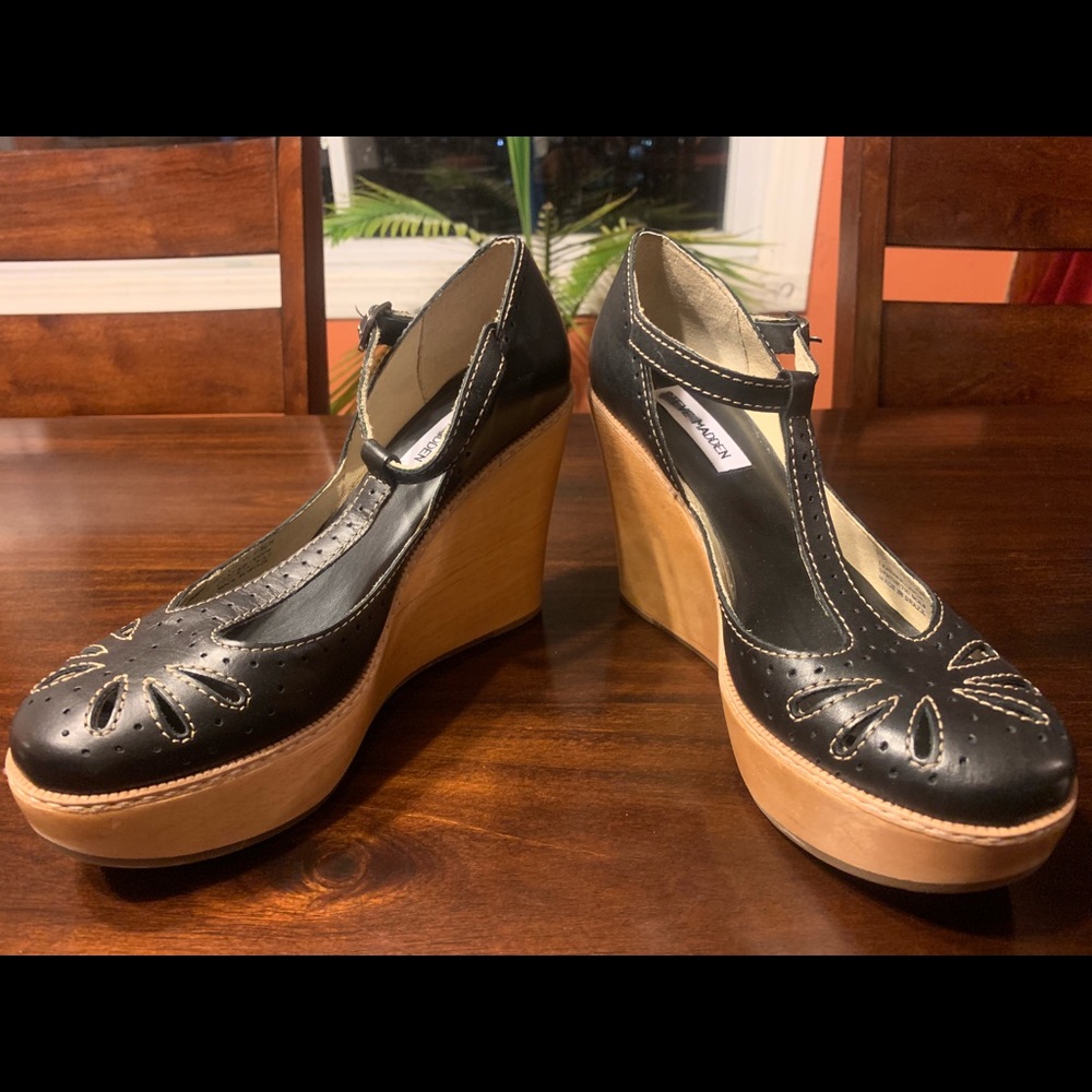 Women’s 8.5 Steve Madden Black Leather Wedges